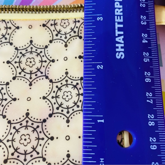 Adorable little vinyl zipper pouch from England - Picture 2 of 4